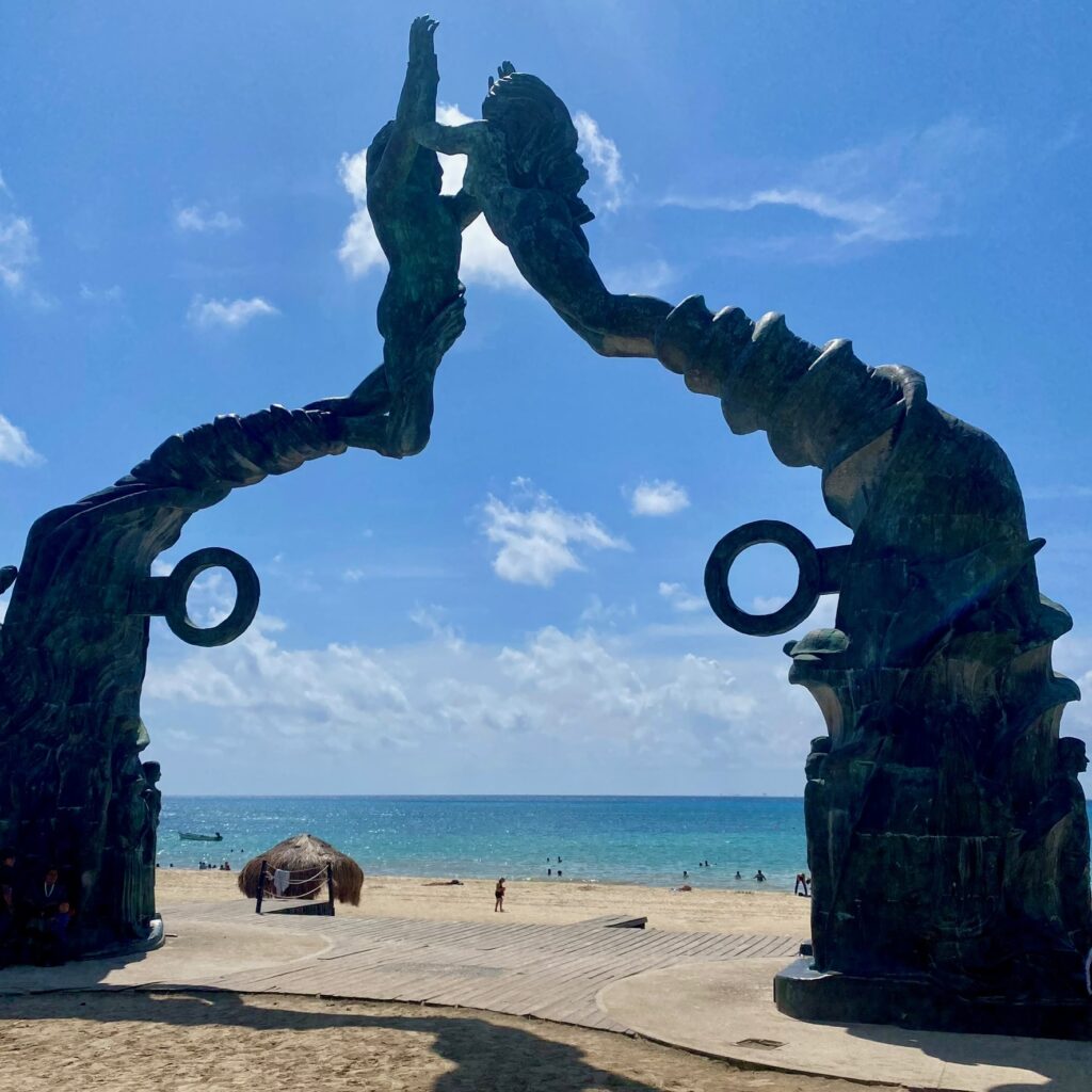 El Portal Maya - PDC - überfüllter Touristen Treffpunkt (außer 10:00 vormittags) für alle mit militärisch equipped Pulizei: wo Touris sind, gibt’s viel zu holen