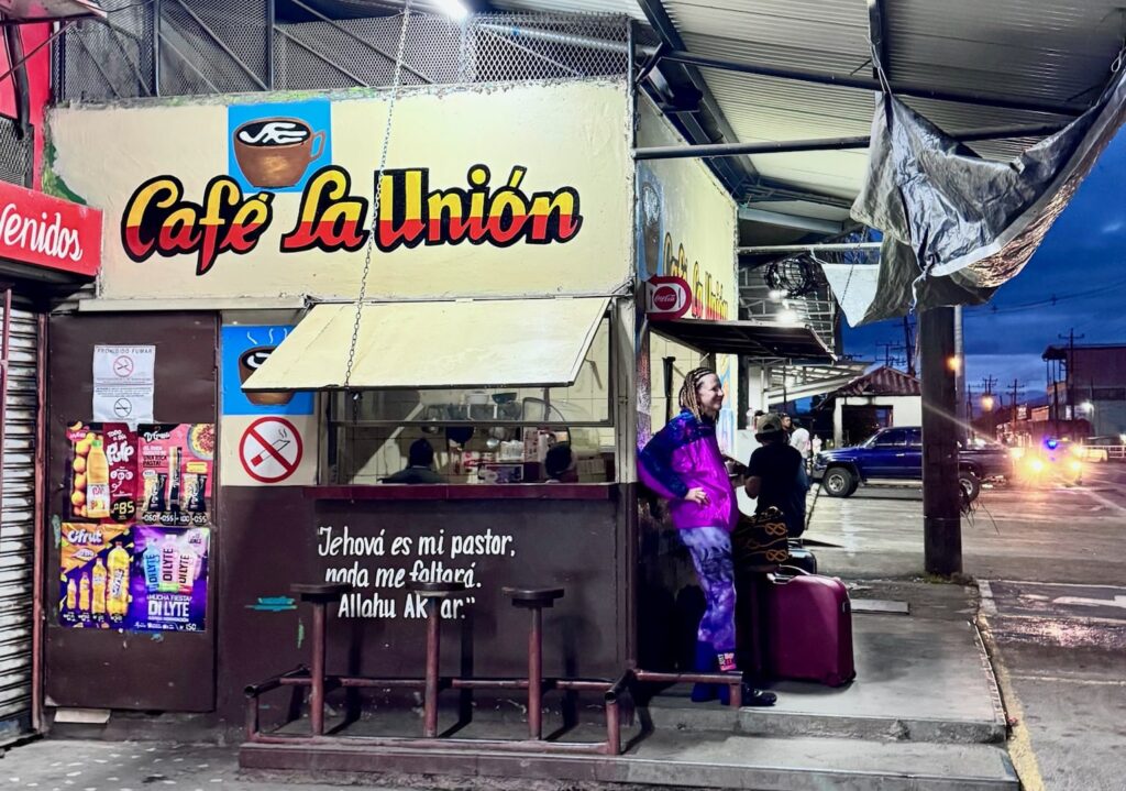 Frühstück ab 6:00 früh in Straßencafé in Changuinola, Bocas del Toro, Panama