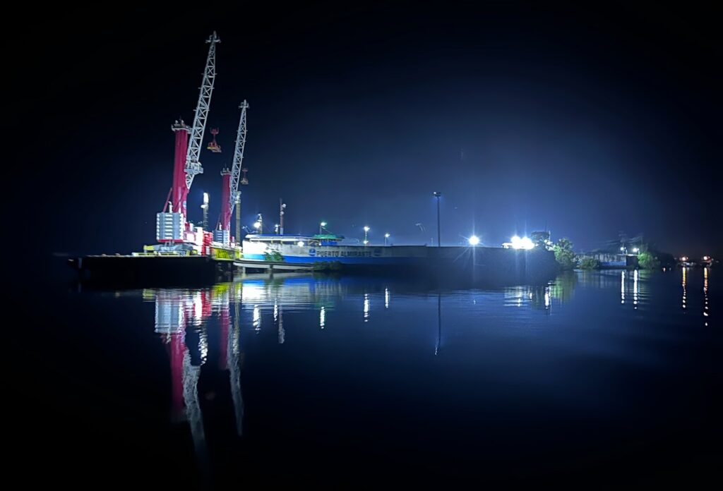 Blick zum Hafen in der Bucht Almirante