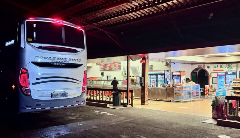 Transceibos Busstation mit 24/7 Restaurant, Toilette, Einkaufsmarkt