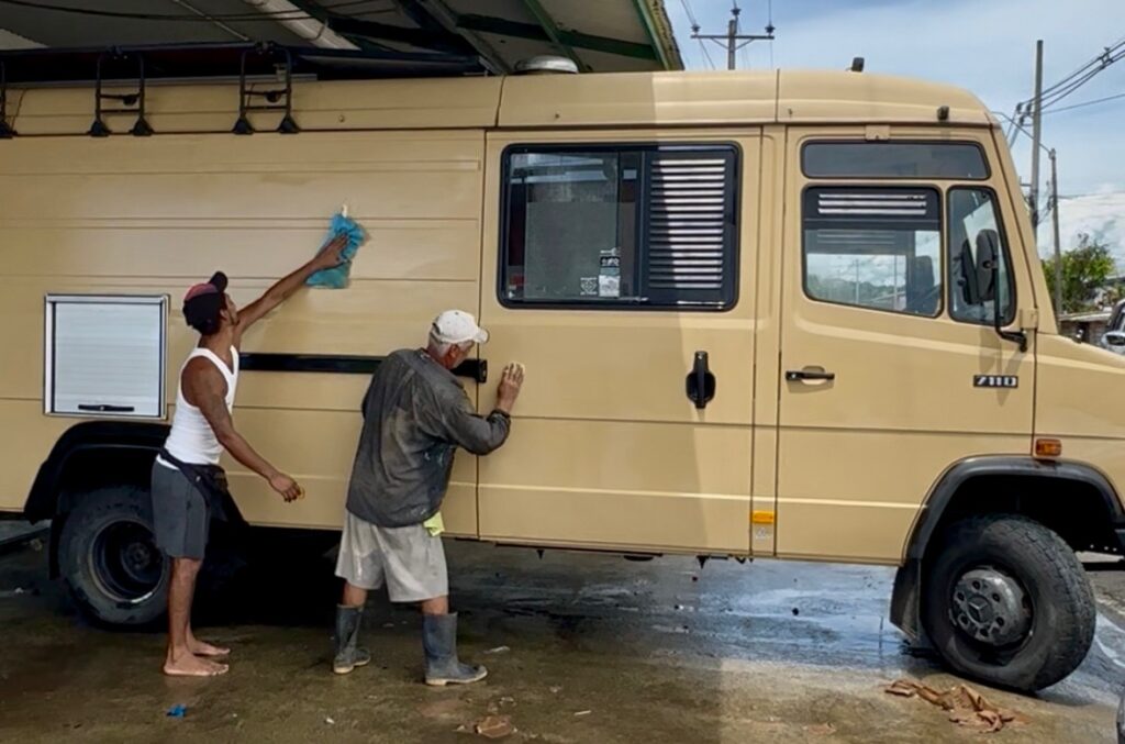 Buswäsche per Hand. Eisis WoMo MB 711d glänzt wieder