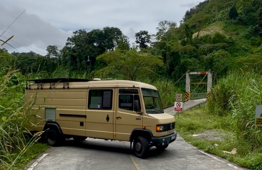 Wende bei Dschungel Brücke an der Via Caísan nach Sereno/ Costa Rica