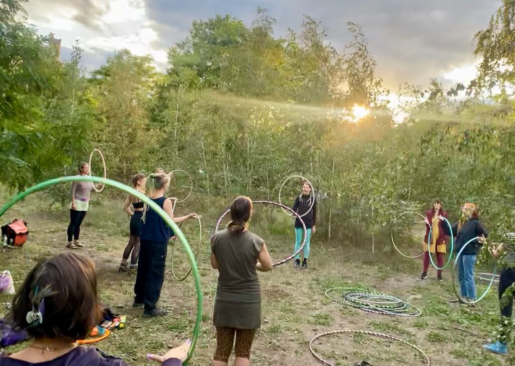 Neue Freundinnen durch Hul Hoop -  tiefer verbunden als durch Feiern und Trinken