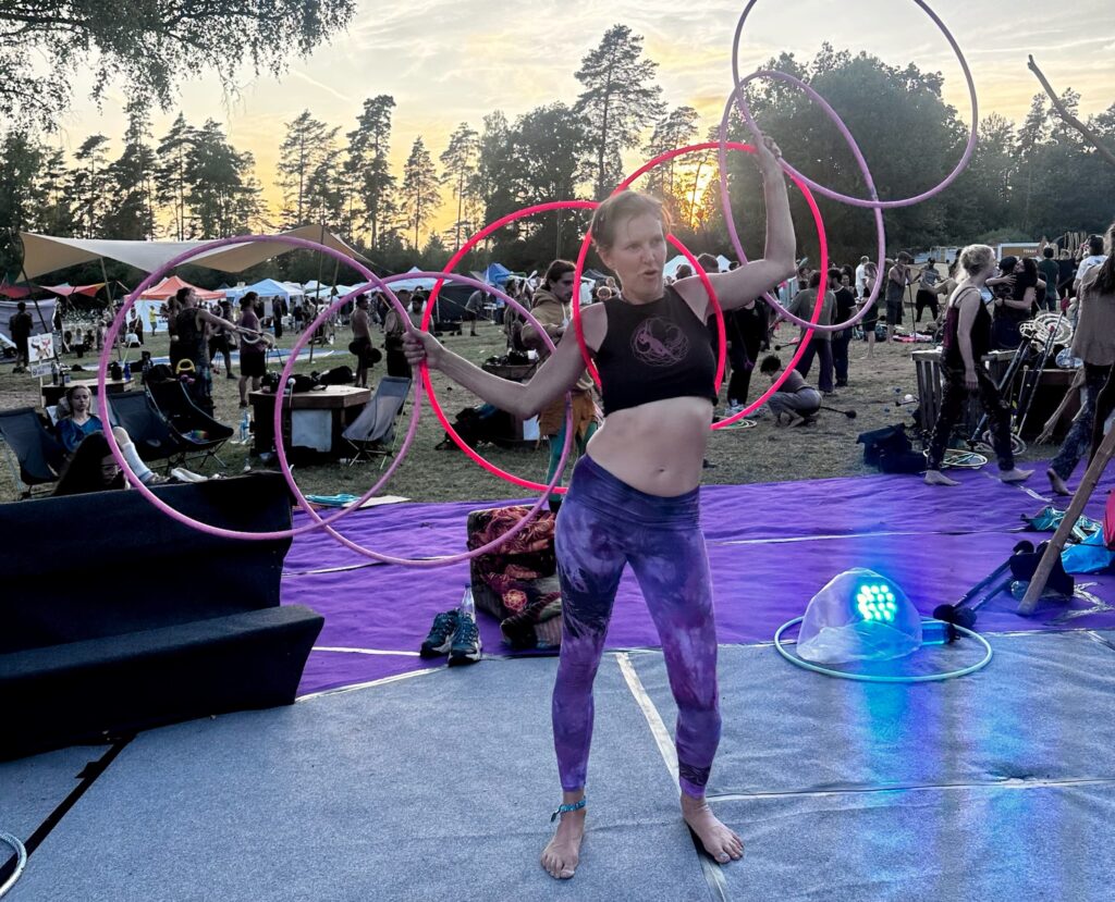 Mit 6 Hula Hoop gleichzeitig zur Phoenix Fire Convention 2025