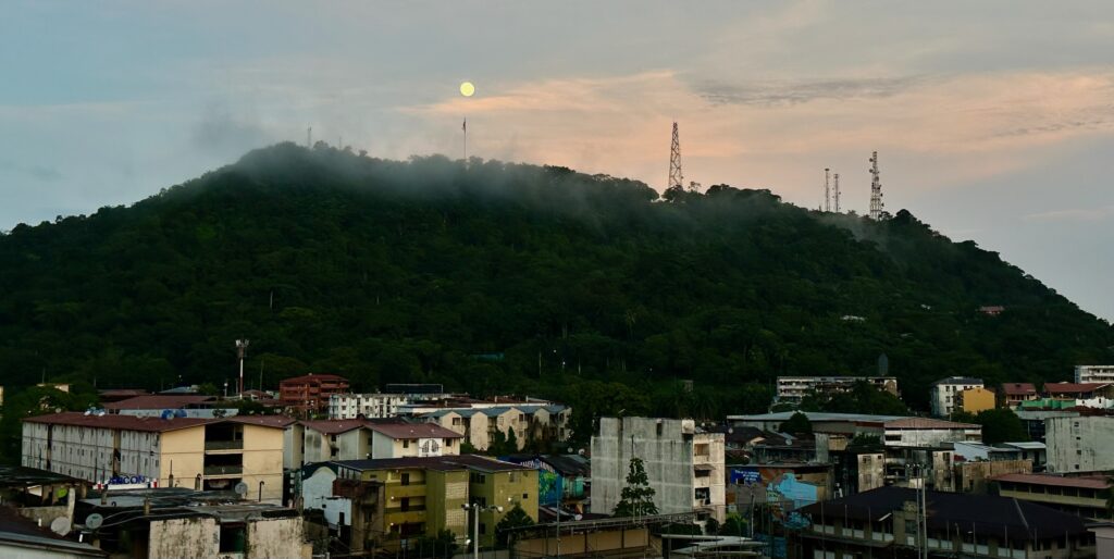 Vollmond über Cerro Ancón - Casco Viejo, Panamericana, Panamá Vollmond über Cerro Ancón - Casco Viejo, Panamericana, Panamá