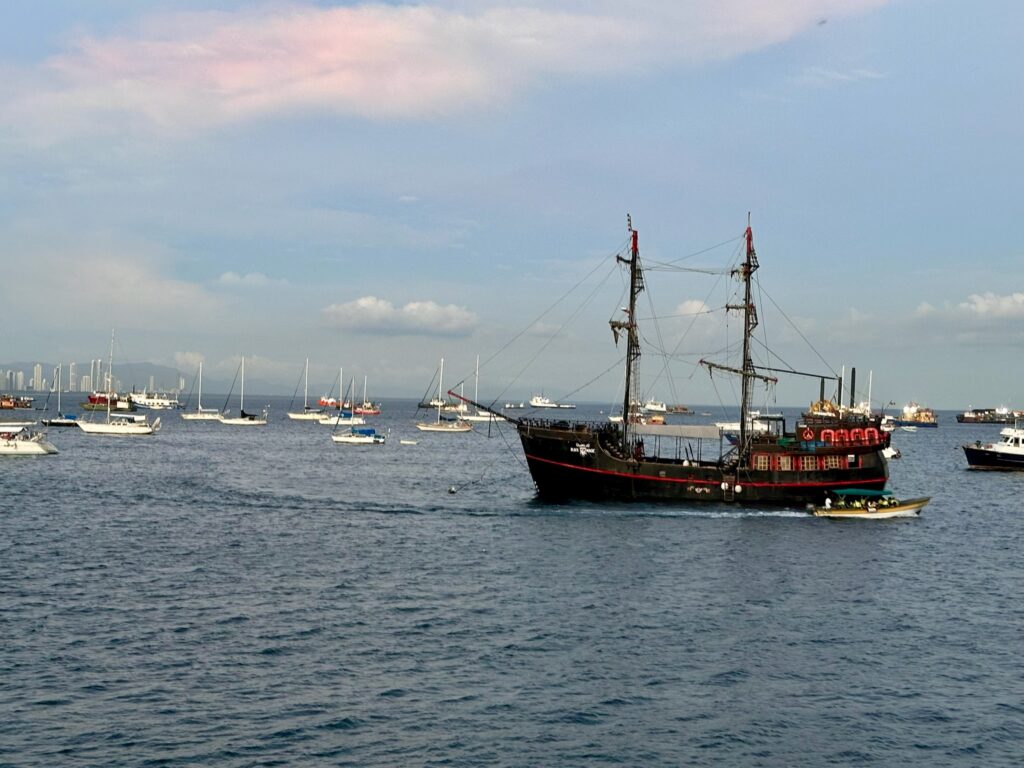 Blick von der Avenida Amador und die angebliche „Black Pearl“ … Blick von der Avenida Amador und die angebliche „Black Pearl“ …