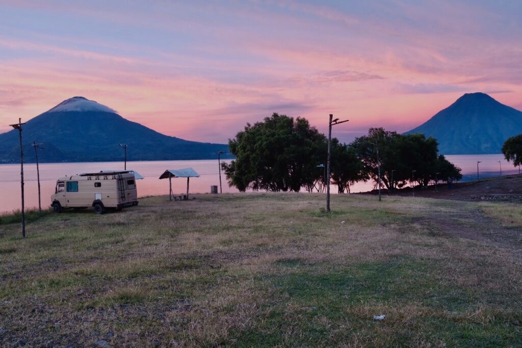 Lago Atitlán, Guatemala, Wahnsinnsblick auf 3 Vulkane Lago Atitlán, Guatemala, Wahnsinnsblick auf 3 Vulkane