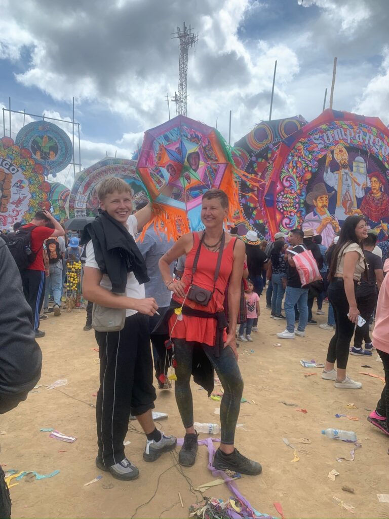 Zum Gedenken an Tobi und die Großeltern Drachensteigen in Sumpango, Guatemala Zum Gedenken an Tobi und die Großeltern Drachensteigen in Sumpango, Guatemala