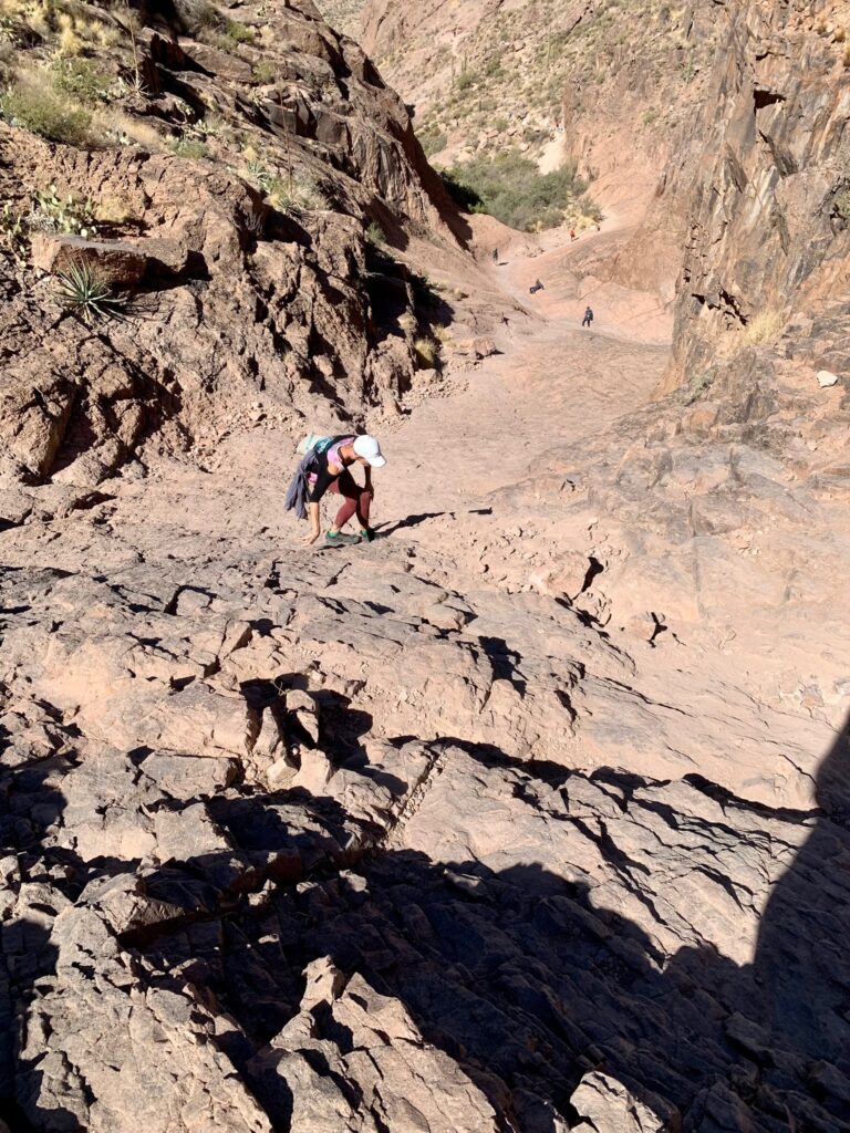 Steiler, glatter Steig am Lost Dutchman Trail, nähe Phoenix Arizona Steiler, glatter Steig am Lost Dutchman Trail, nähe Phoenix Arizona