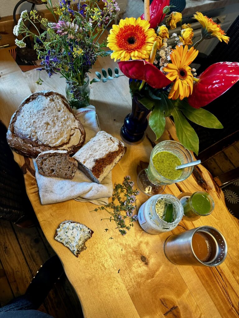 Sauerteigbrot und Kräuterquark selbstgemacht Sauerteigbrot und Kräuterquark selbstgemacht