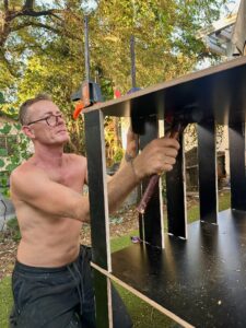 Patrick konstruiert den Küchenschrank