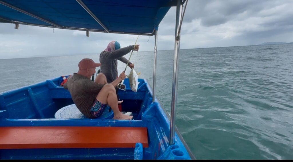 Uriel“ geangelt - Wahnsinns Erlebnis, mit Vögeln und Delfinen gemeinsam auf dem Pazifik jagen