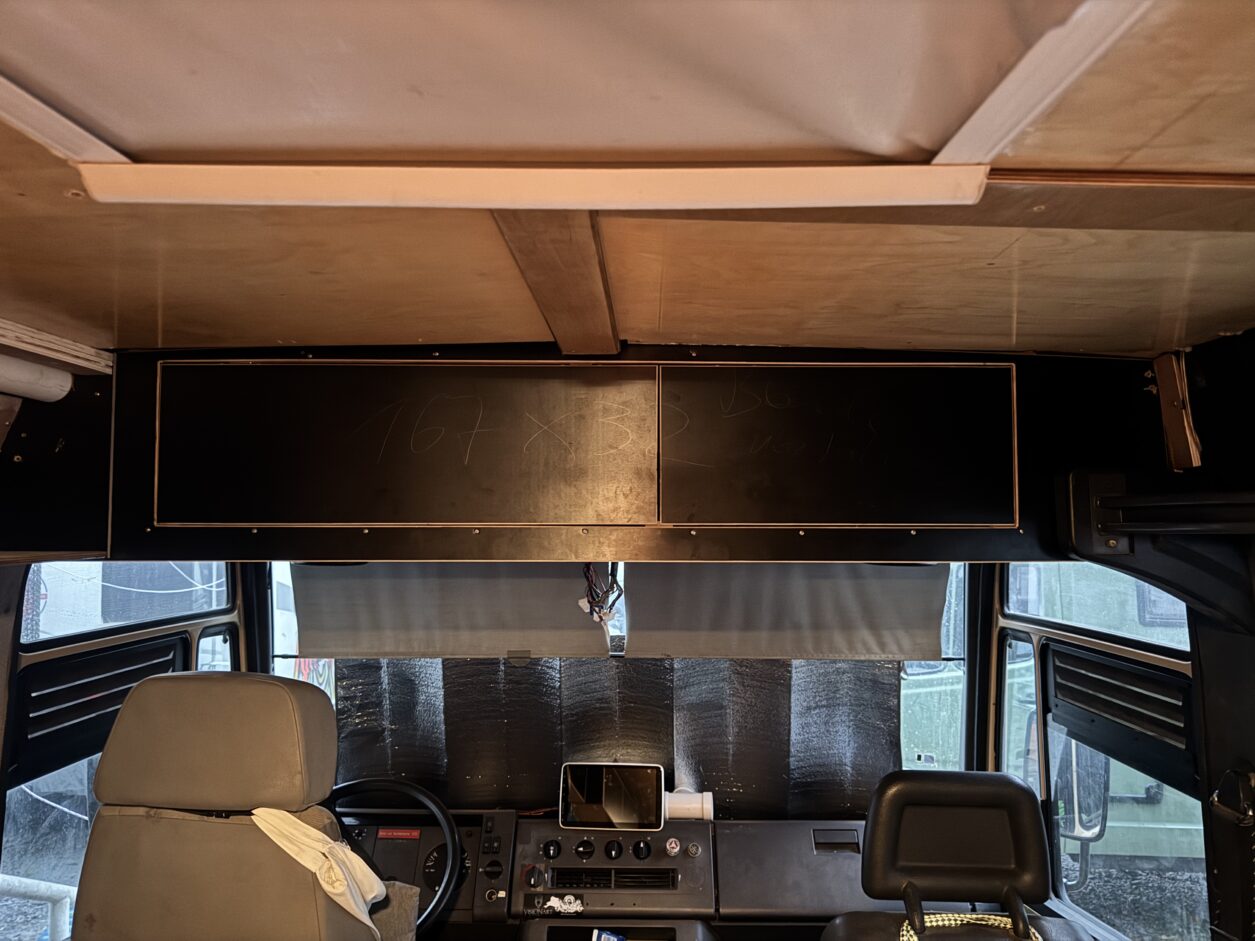 Merzedes Benz 711d Stauraum über der Fahrkabine