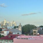 Blick auf Skyline und Santa Ana Kirche