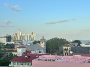 Blick auf Skyline und Santa Ana Kirche