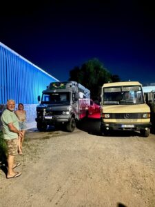 Geschwister Autos am Campground Overland Embassy