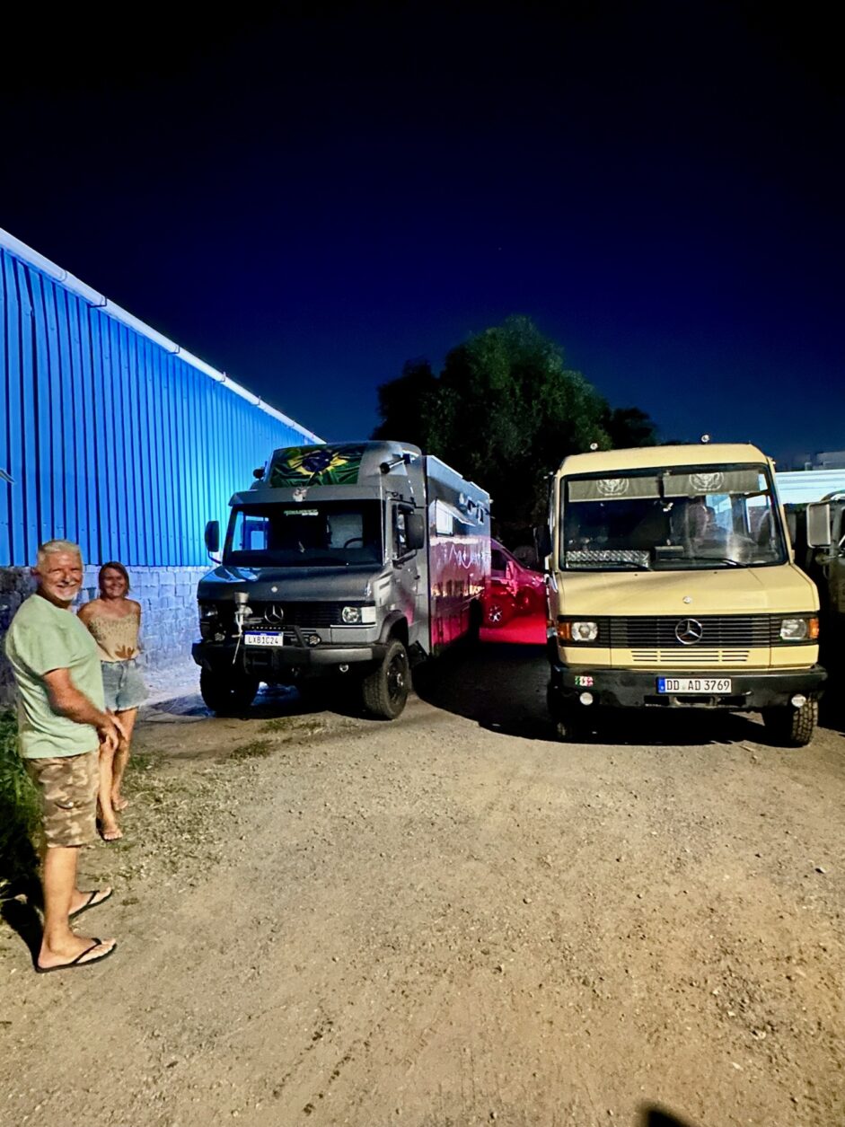 Geschwister Autos am Campground Overland Embassy