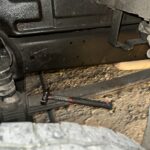 Der Mechaniker hat bei Reparatur d. Bremsen den Hammer liegenlassen