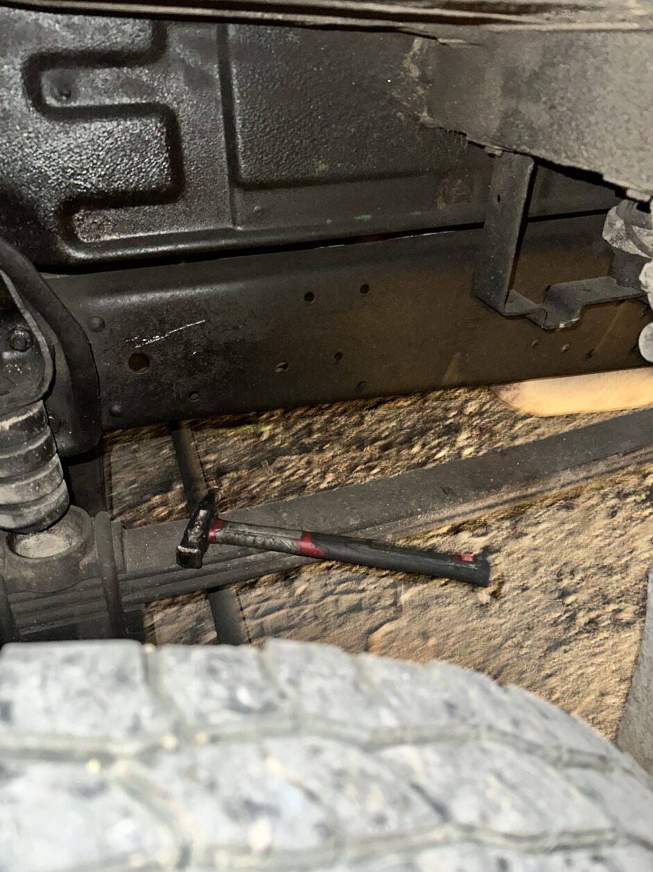 Der Mechaniker hat bei Reparatur d. Bremsen den Hammer liegenlassen