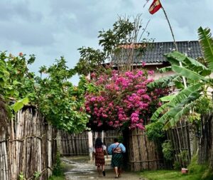 Traditionelle Kleidung der Kuna, ihre Gärten und Häuser, San Blas