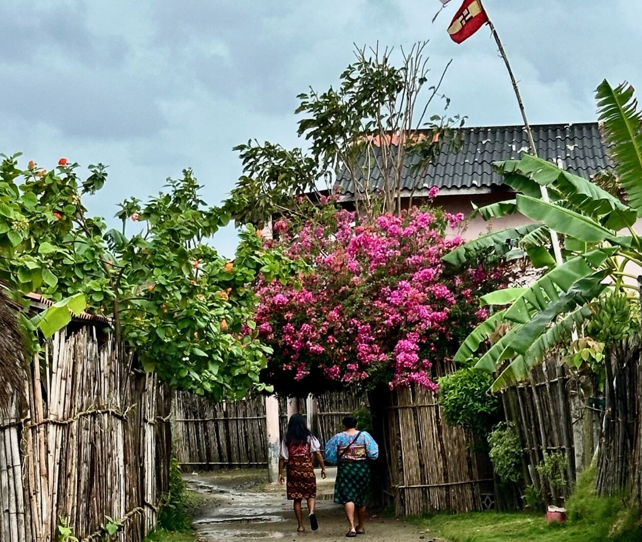 Traditionelle Kleidung der Kuna, ihre Gärten und Häuser, San Blas