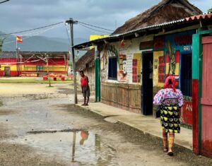 Traditionelle Kleidung der Kuna, Hauptstraße auf Ustupu, San Blas