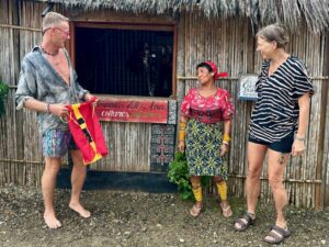 Stolze Mola Künstlerin der Kuna, Ustupu, San Blas