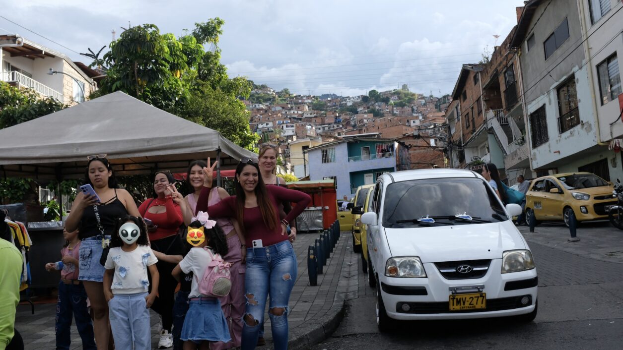 Herzliche Begrüßung in Comuna 13 - Medellín, Kolumbien