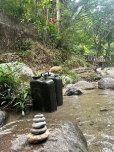Wasserholen im Mincafluß, dass wir gefiltert trinken