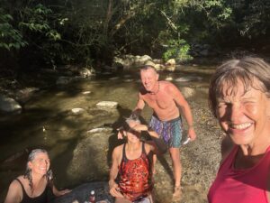 Mit Martha & Rita, Golondrinas Viajeras am Minca Fluss 2min Fußweg vom Stellplatz
