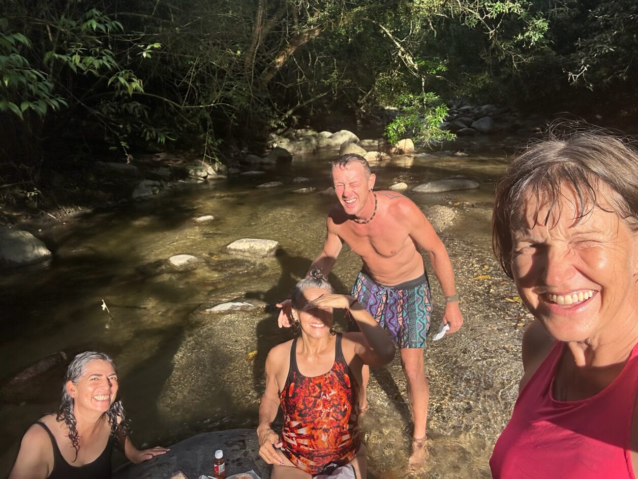 Mit Martha & Rita, Golondrinas Viajeras am Minca Fluss 2min Fußweg vom Stellplatz