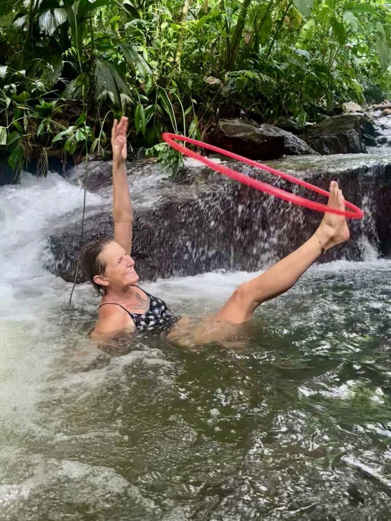Erfrischende Dusche im glasklaren Wasserfall mit Hula Hoop - besser gehts nicht!