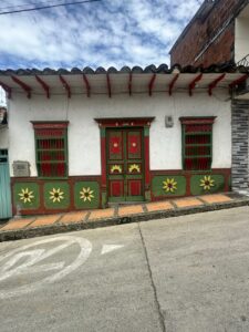 Streetlife - traditionell gebautes und angemaltes Haus