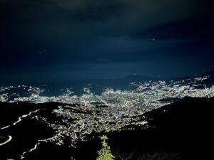 Medellín bei Nacht, wie ein glitzernder Diamant Teppich