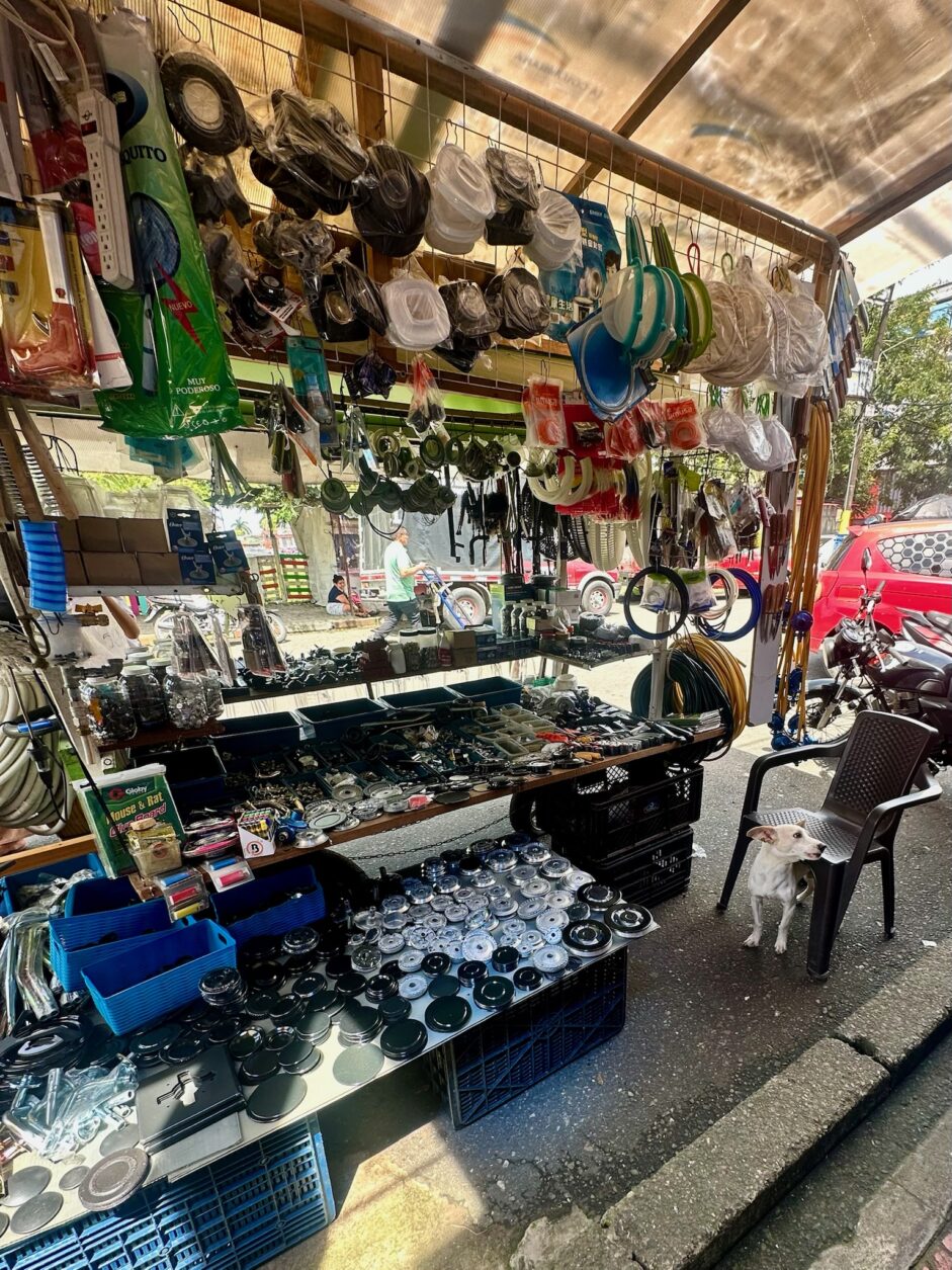 Villavicencio - Marktstand - Haushaltswaren mit Wachhund