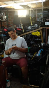 Alltagsheld aus Venezuela, Elektronikreparatur und Verkauf von gebrauchten Elektrogeräten