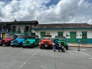 Salento, Kolumbien - Jeeps warten auf Touristen
