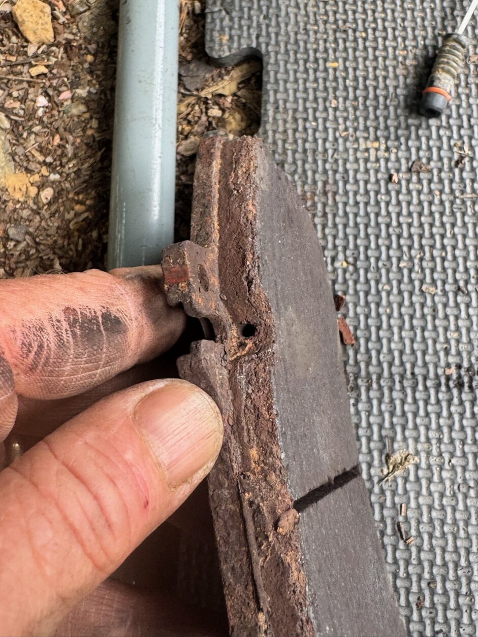 Alte Bremsbeläge werden ausgetauscht